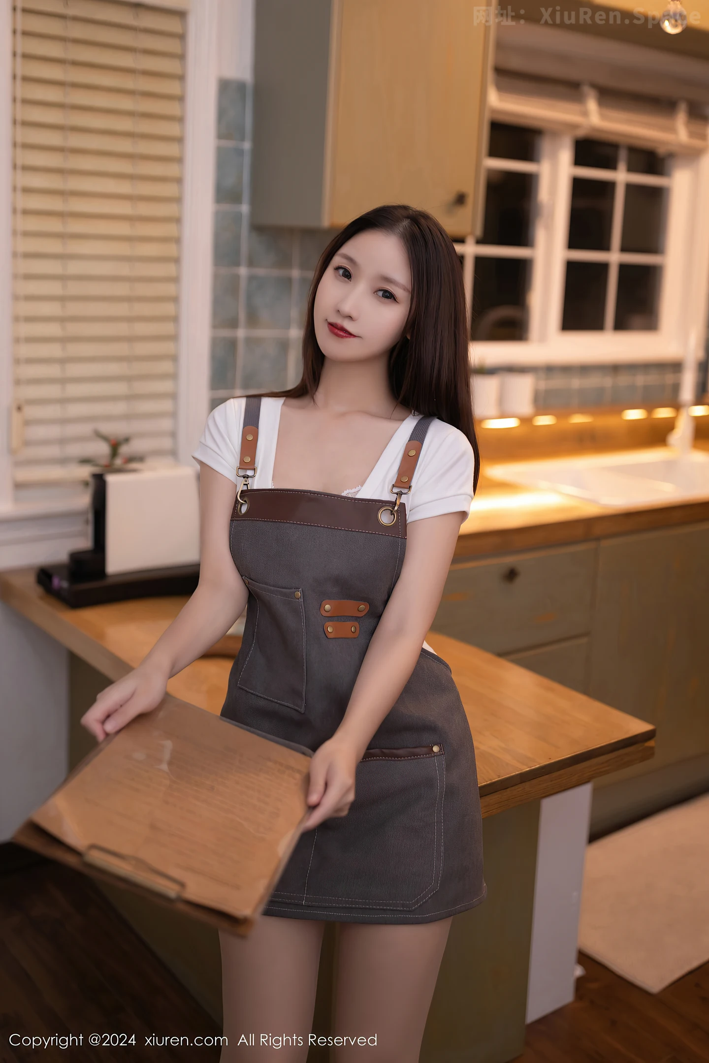 图片[3]-[XiuRen秀人网] VOL.9335 模特杏子Yada咖啡师装扮性感V领T恤配肉丝袜秀曼妙身姿诱惑写真82P-秀人网官方网站